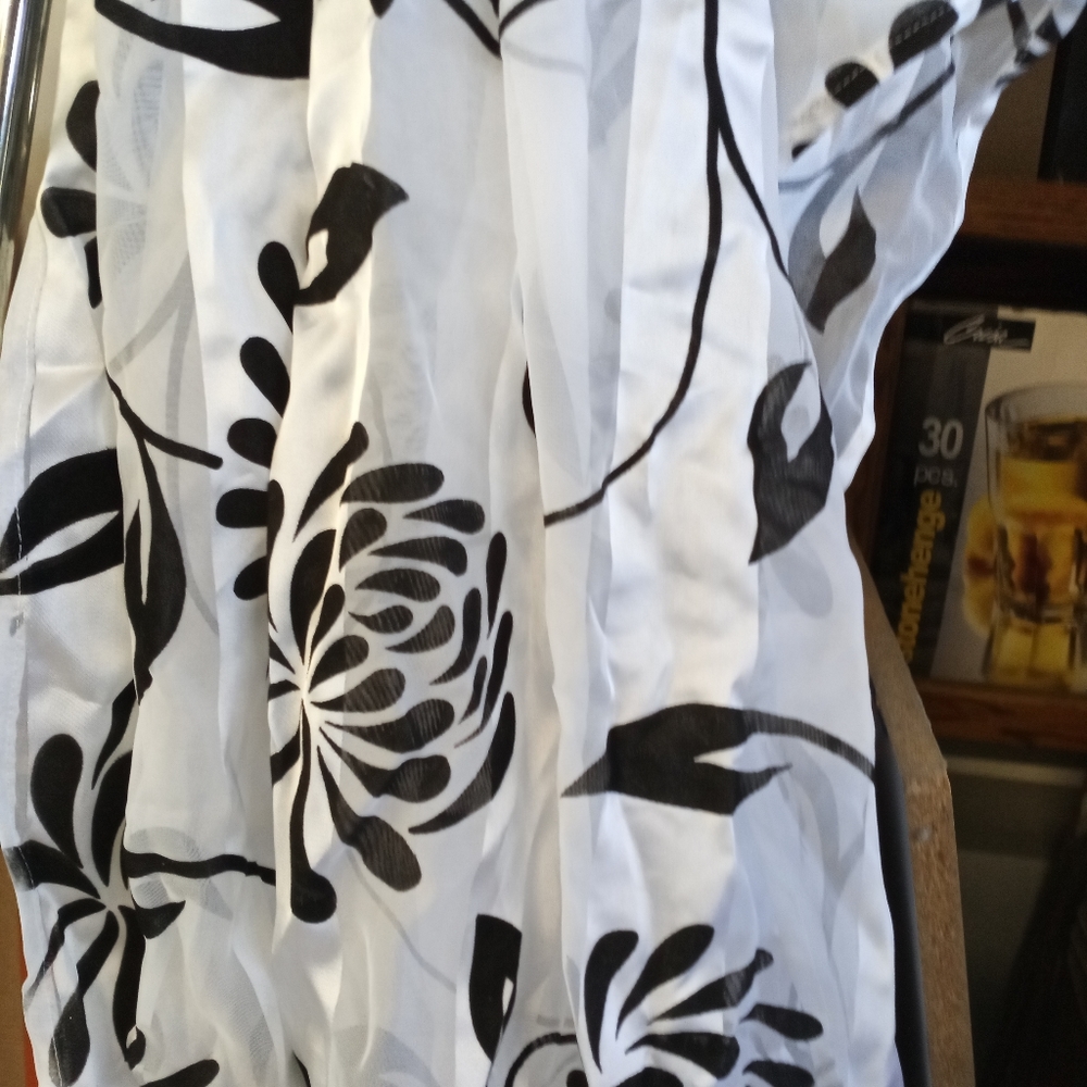 Clothes - Picture 3 of 4